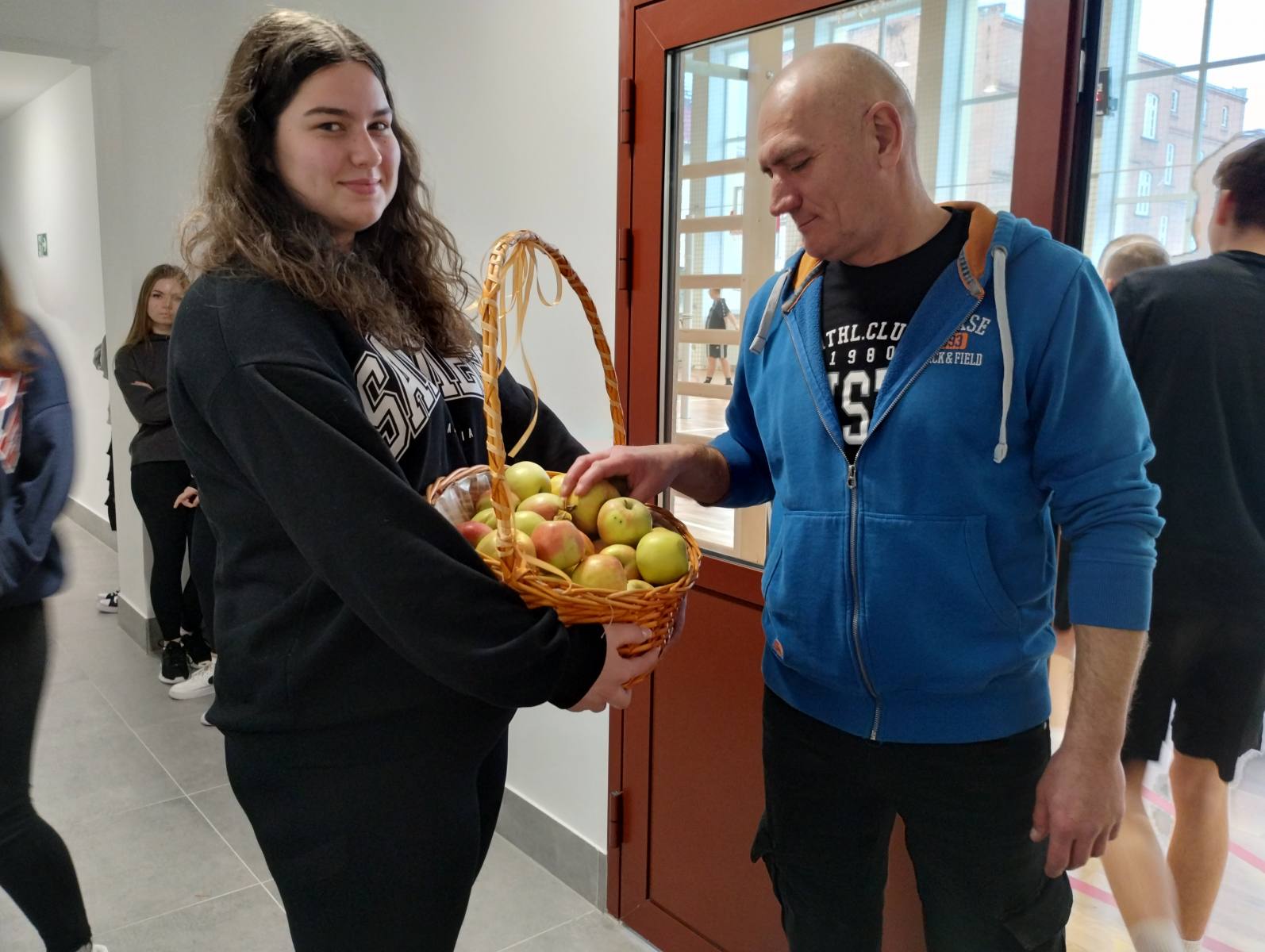 Codzienna porcja zdrowia - jabłka dla uczniów ZSZ Rawicz