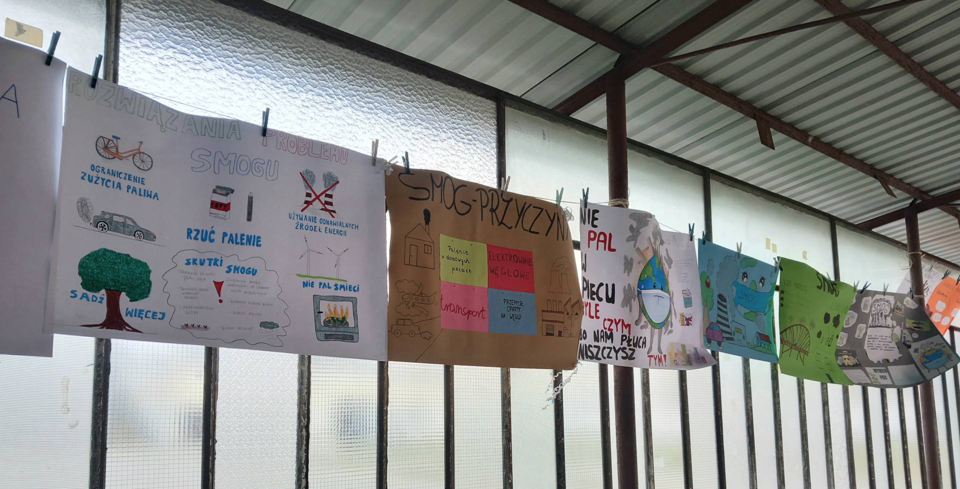 Prace uczniów klas technikum oraz branżówki- plakaty na temat przyczyn oraz skutków smogu