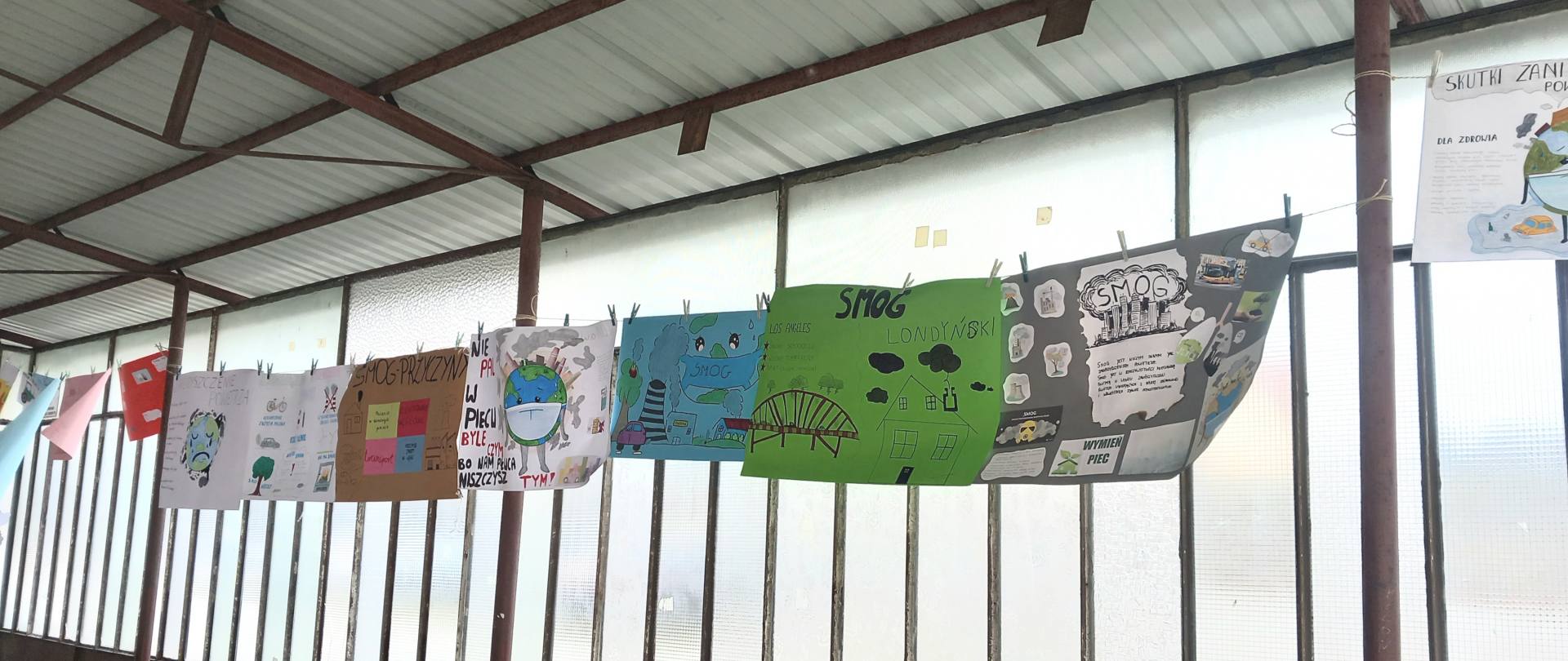 Prace uczniów klas technikum oraz branżówki- plakaty na temat przyczyn oraz skutków smogu