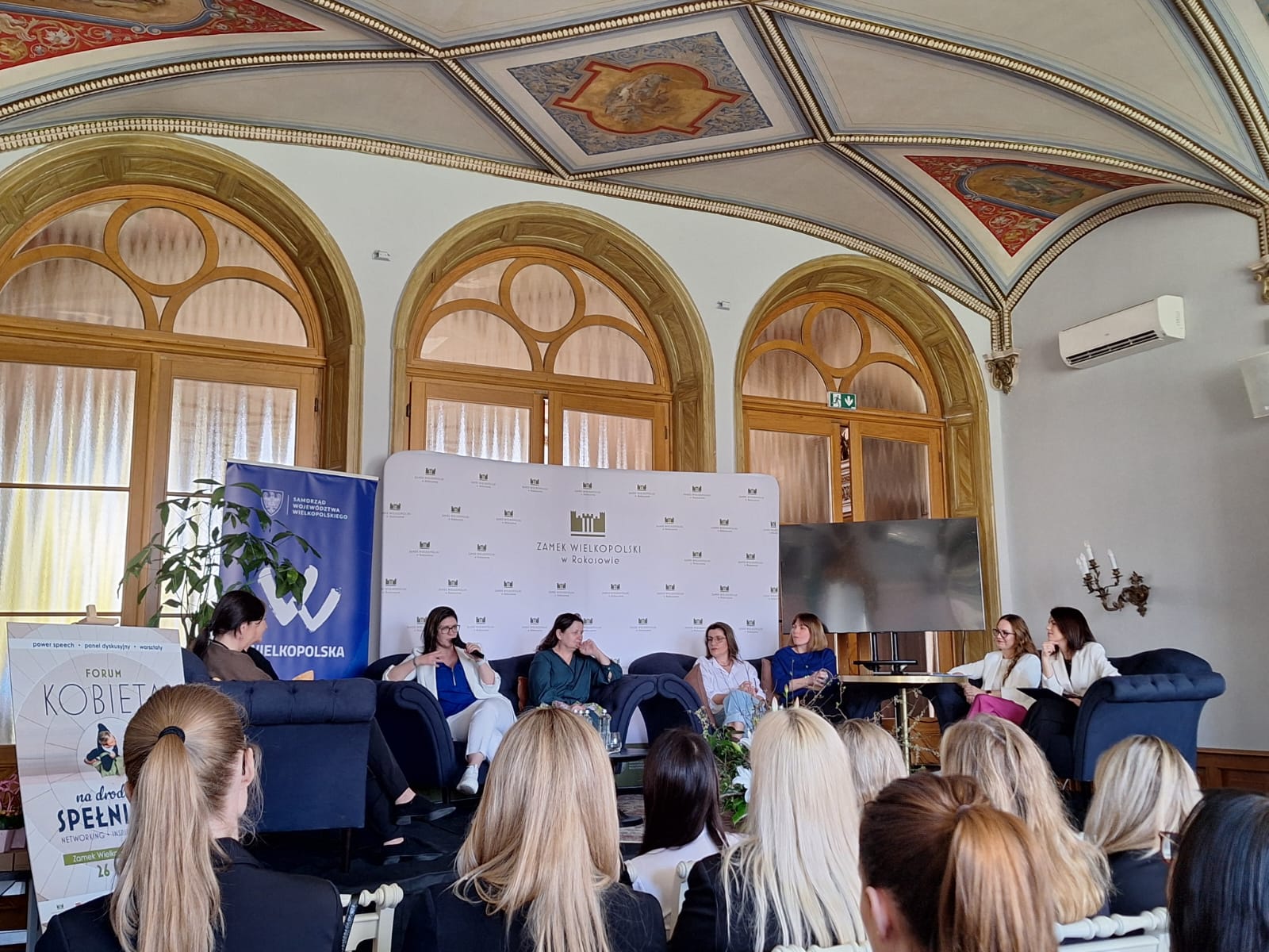 Forum aktywnych i przedsiębiorczych pań zatytułowane „Kobieta na drodze do spełnienia”.