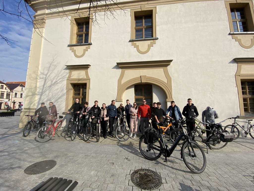 grupa uczniów naszej szkoły wraz z opiekunami po akcji sadzenia lasu wraca rowerami do domu