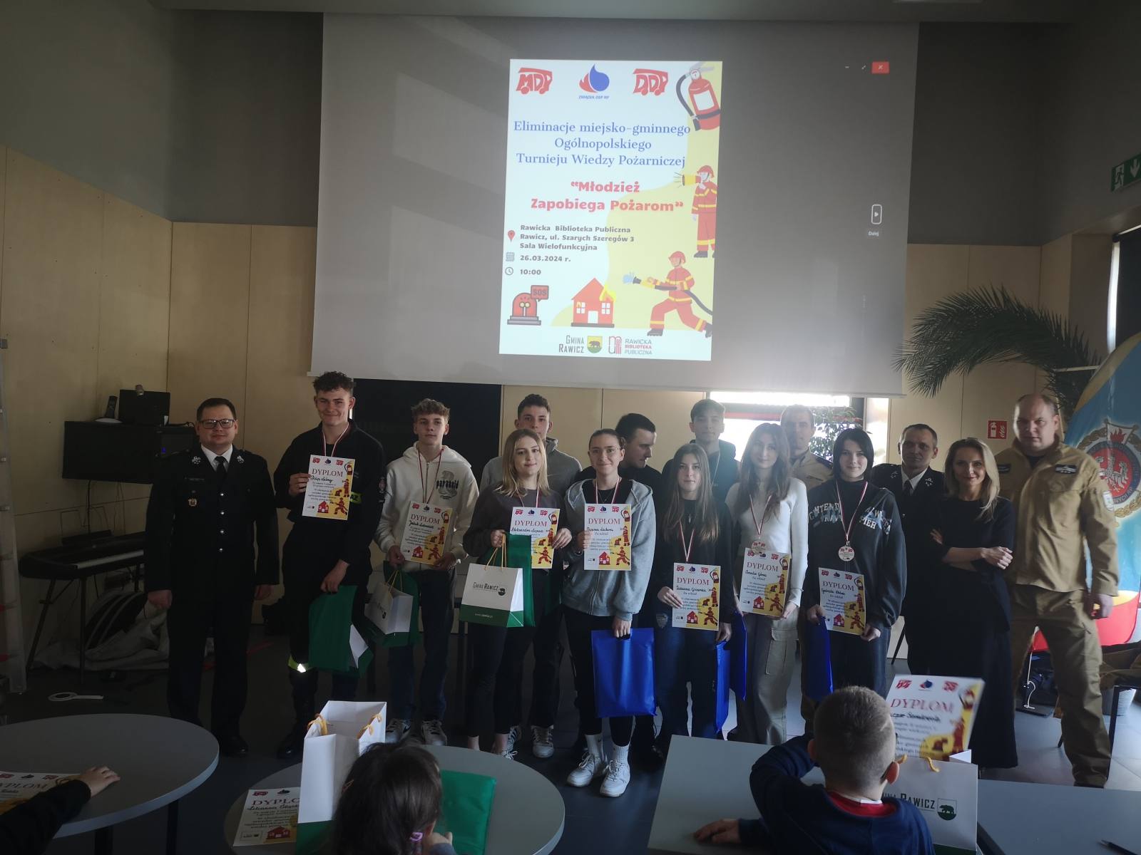 Uczniowie ZSZ w Rawiczu podczas eliminacji miejsko-gminnego Ogólnopolskiego Turnieju Wiedzy Pożarniczej „Młodzież Zapobiega Pożarom”.