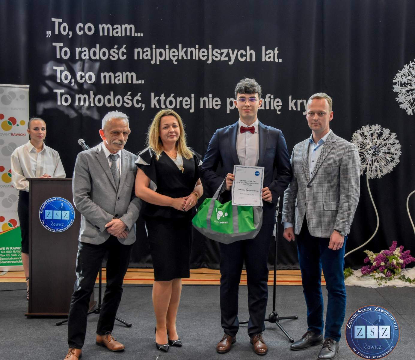 Fotorelacja z uroczystego zakończenia nauki przez uczniów Technikum w Rawiczu i słuchaczy Branżowej Szkoły II Stopnia - Absolwent roku Tomasz Owsianowski wraz z dyrektor SzkołyDarią Jagła, wicestarostą Jakubem Morysonem i wychowawcą Grzegorzem Balcerkiem