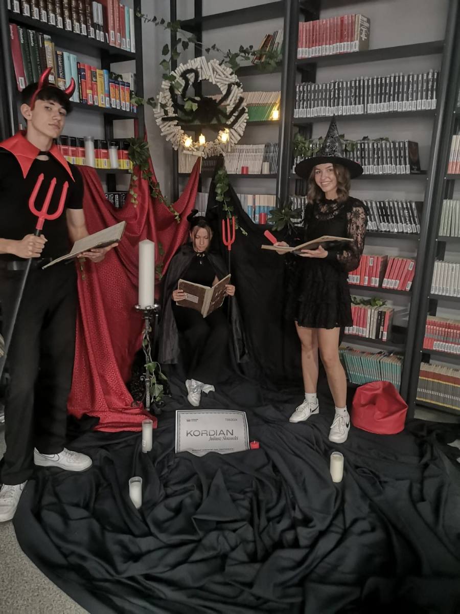 Narodowe Czytanie "Kordiana" Juliusza Słowackiego - uczniowie podczas przedstawienia