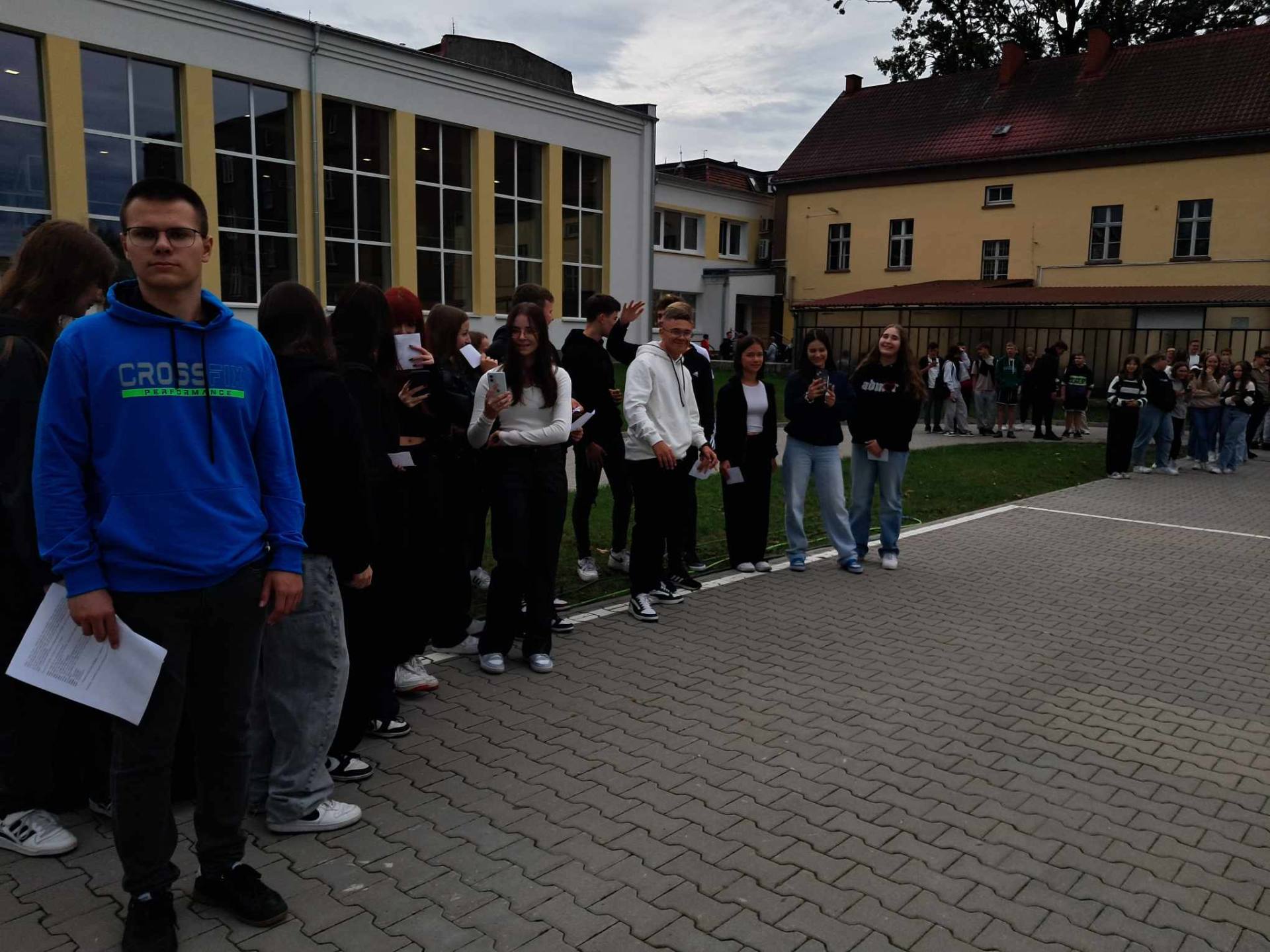 Uczniowie oglądający przedstawienie