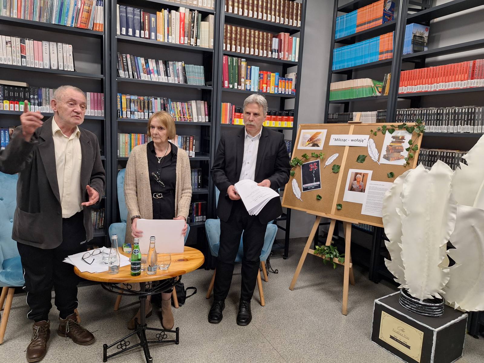 Uczniowie podczas spotkania poetyckiego pt. "Milcząc - wołają" w wykonaniu recytatorskim Danuty Maruwki, Andrzeja Golejewskiego i Romana Trawińskiego w bibliotece ZSZ w Rawiczu.
