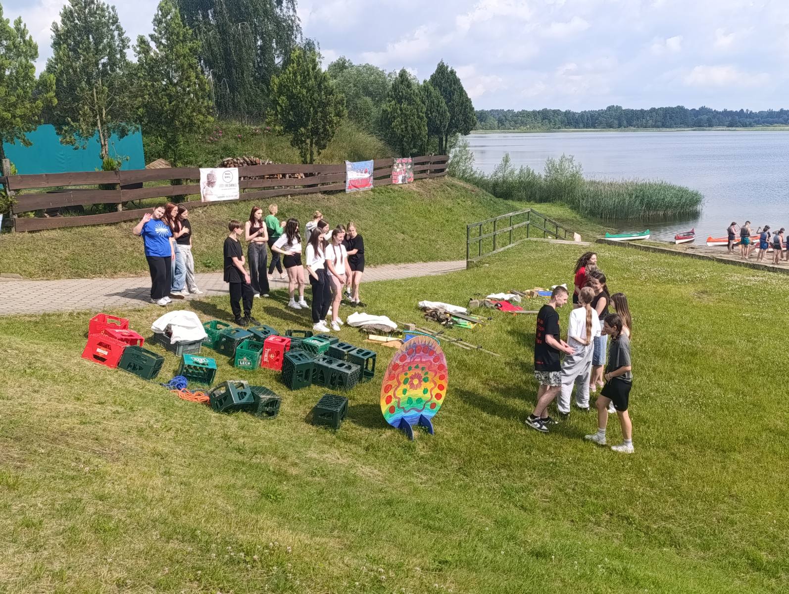Uczniowie podczas gier zespołowych nad brzegiem jeziora