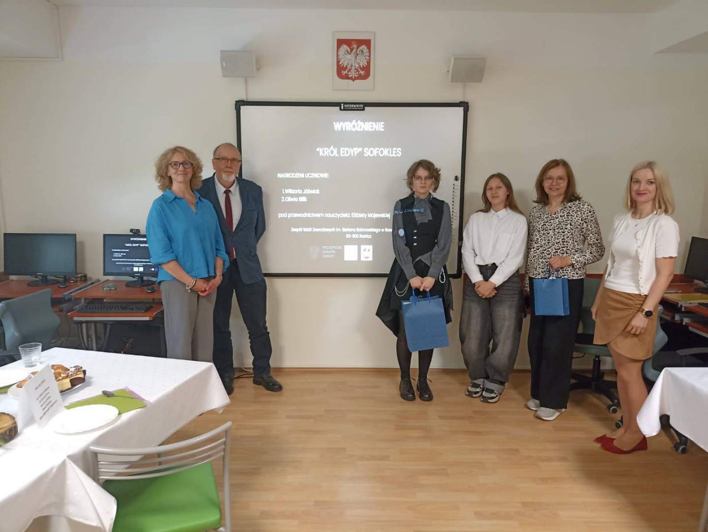 Wyróżnione uczennice podczas konkursu CYFROWE LEKTURY W TEATRZE KAMISHIBAI wraz z opiekunką i organizatorami