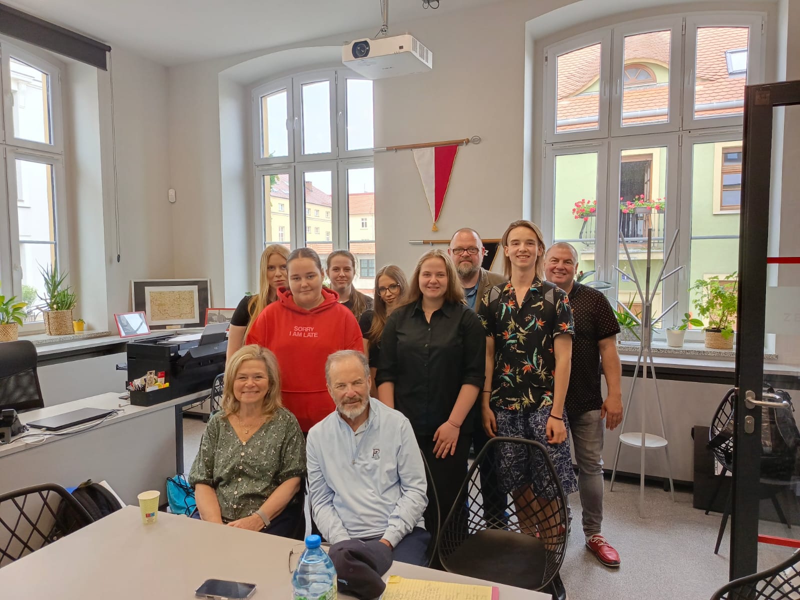 Spotkanie uczniów z panią Buchholz i jej mężem w ramach projektu Szkoła Dialogu w Bibliotece Publicznej w Rawiczu