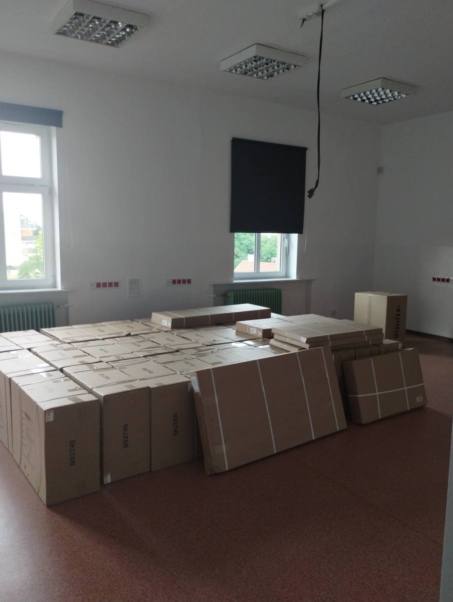 „Nowe pracownie kształcenia zawodowego w szkołach Powiatu Rawickiego – dla rozwoju gospodarczego południowej Wielkopolski” - montaż mebli w pracowniach