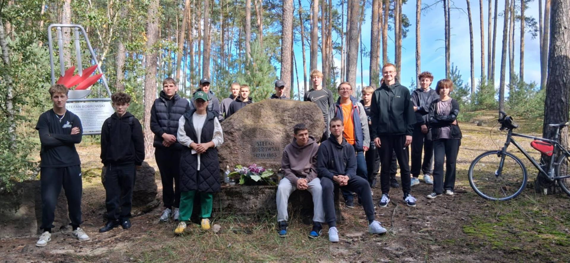 Uczestnicy odwiedzili Kamień Bobrowskiego w Lesie Łaszczyńskim