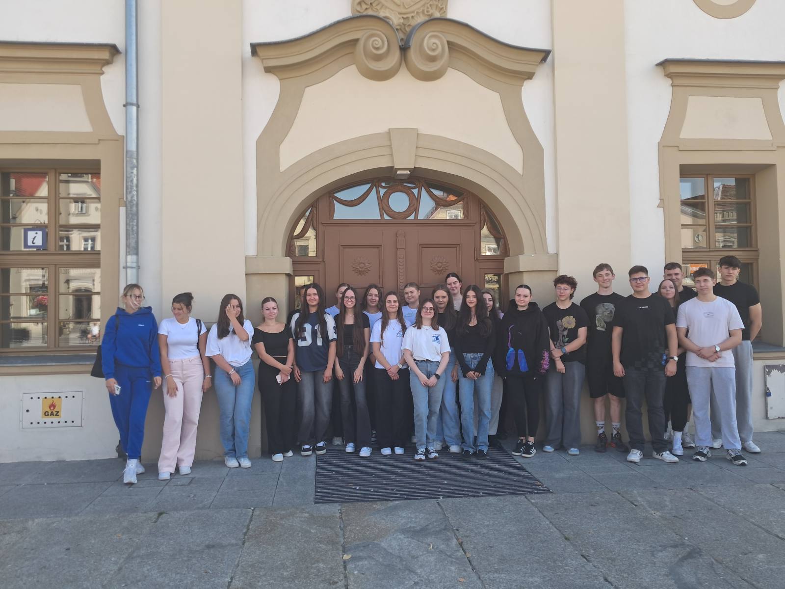 Uczniów klas IV Technikum w Rawiczu przed Muzeum Ziemi Rawickiej
