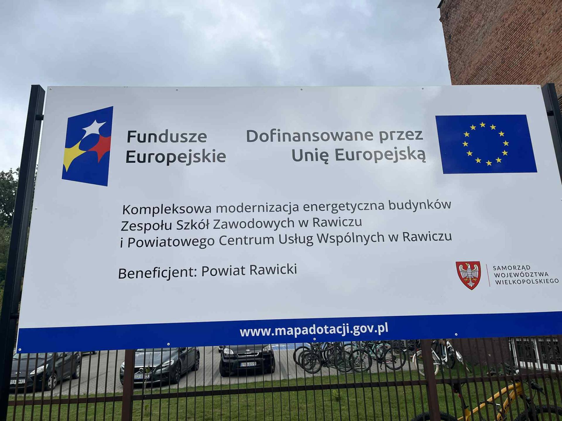 Baner kompleksowej modernizacji energetycznej budynków Zespołu Szkół Zawodowych w Rawiczu i Powiatowego Centrum Usług Wspólnych w Rawiczu