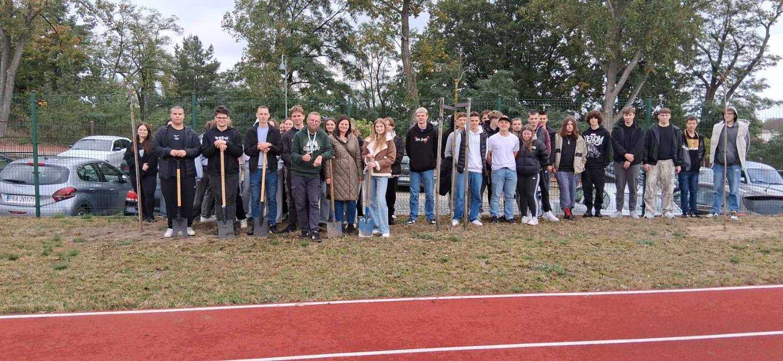 Uczniowie podczas Dnia Drzewa – zdjęcie grupowe