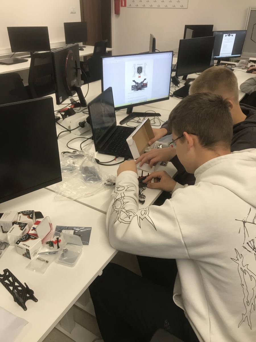 Zapoznanie się instrukcją drona przez uczniów