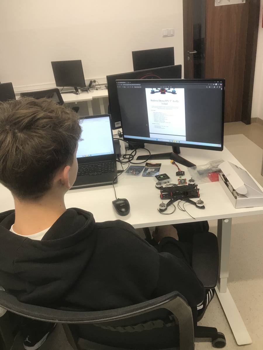 Zapoznanie się instrukcją drona przez uczniów