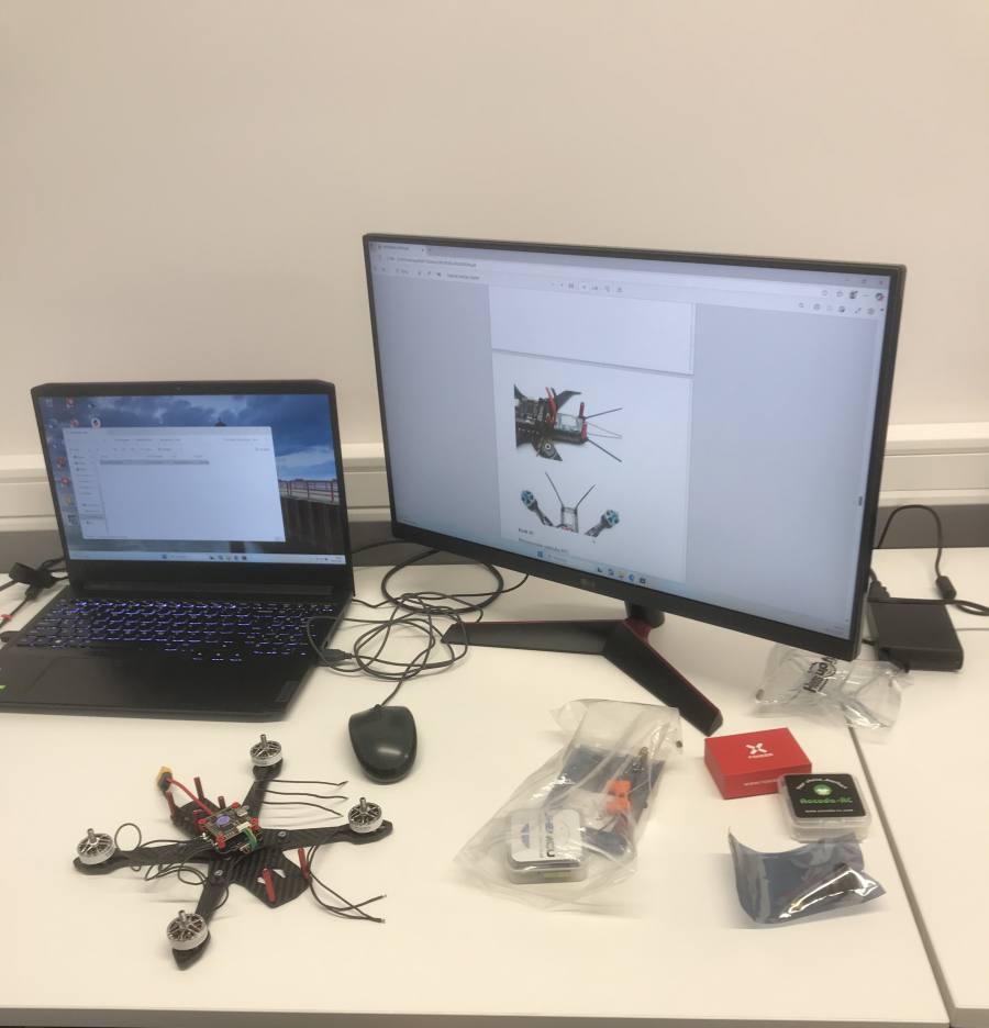 Zapoznanie się instrukcją drona przez uczniów