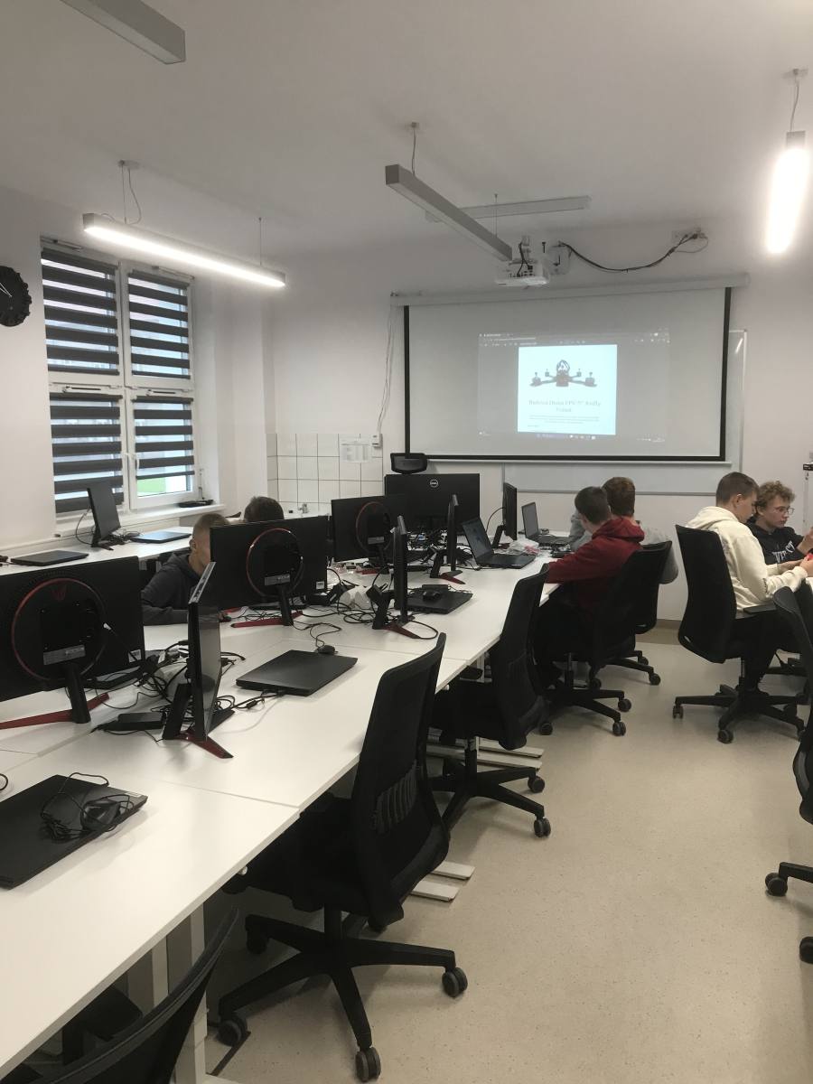 Zapoznanie się instrukcją drona przez uczniów