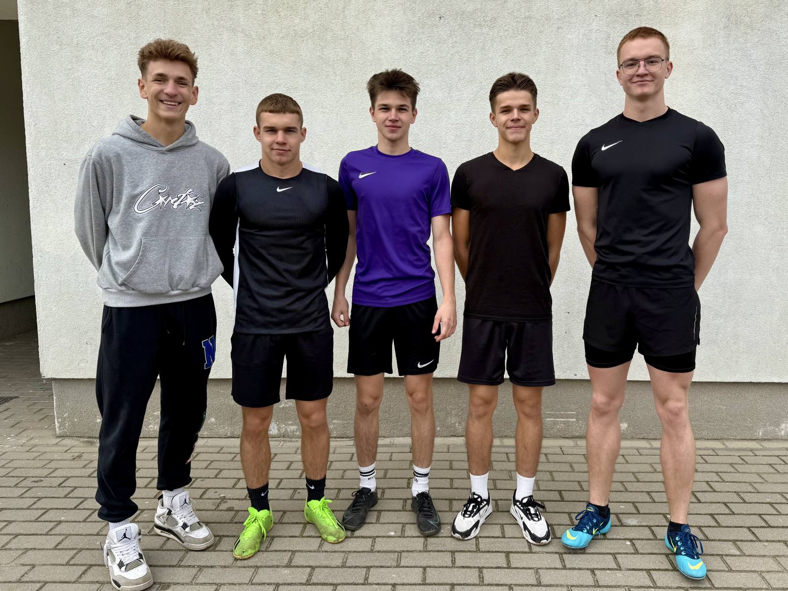 Uczniowie Zespołu Szkół Zawodowych w Rawiczu podczas Mistrzostw Rejonu Leszczyńskiego – Festiwalu Sztafet Lekkoatletycznych.