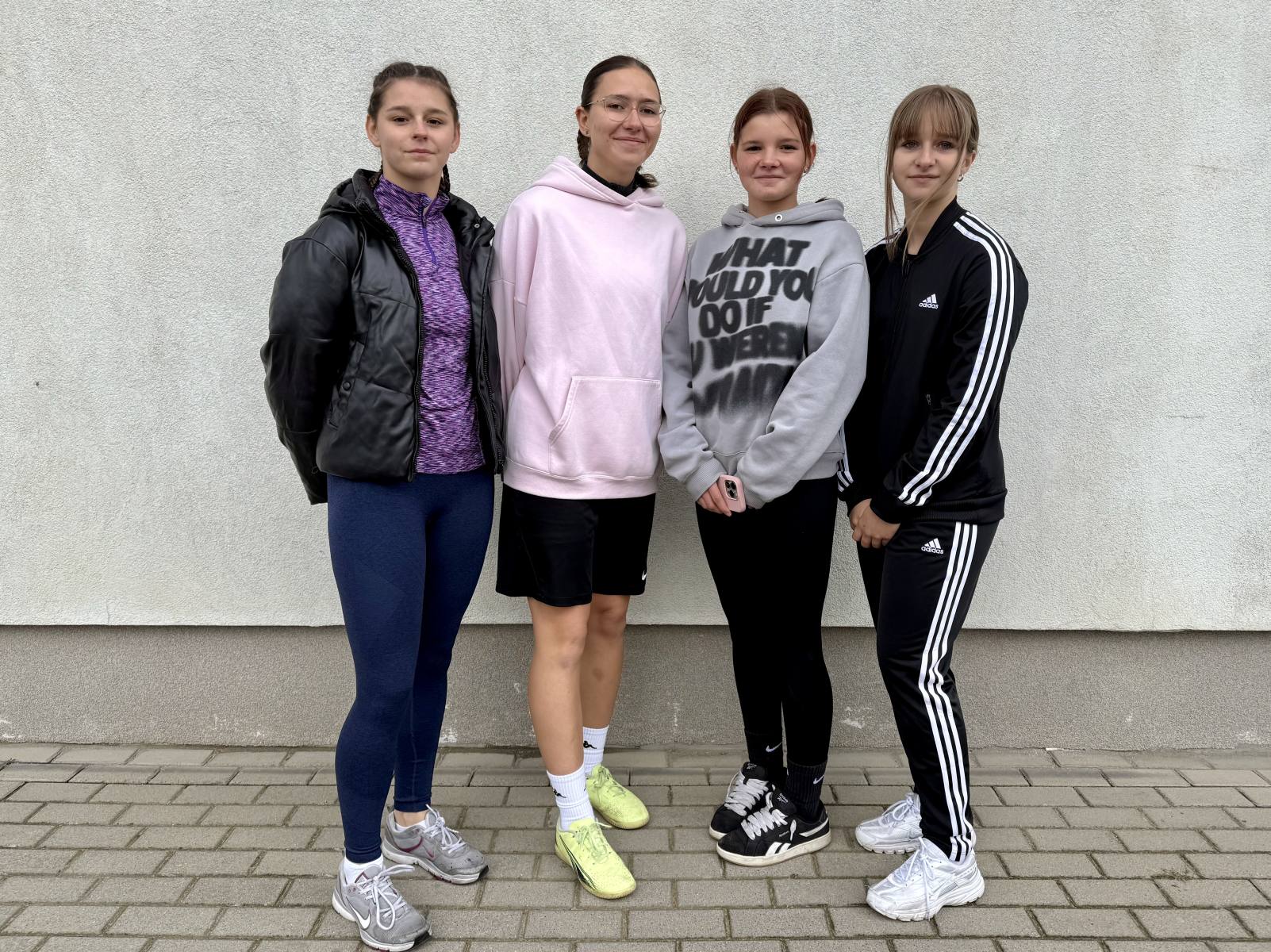 Uczennice Zespołu Szkół Zawodowych w Rawiczu podczas Mistrzostw Rejonu Leszczyńskiego – Festiwalu Sztafet Lekkoatletycznych.