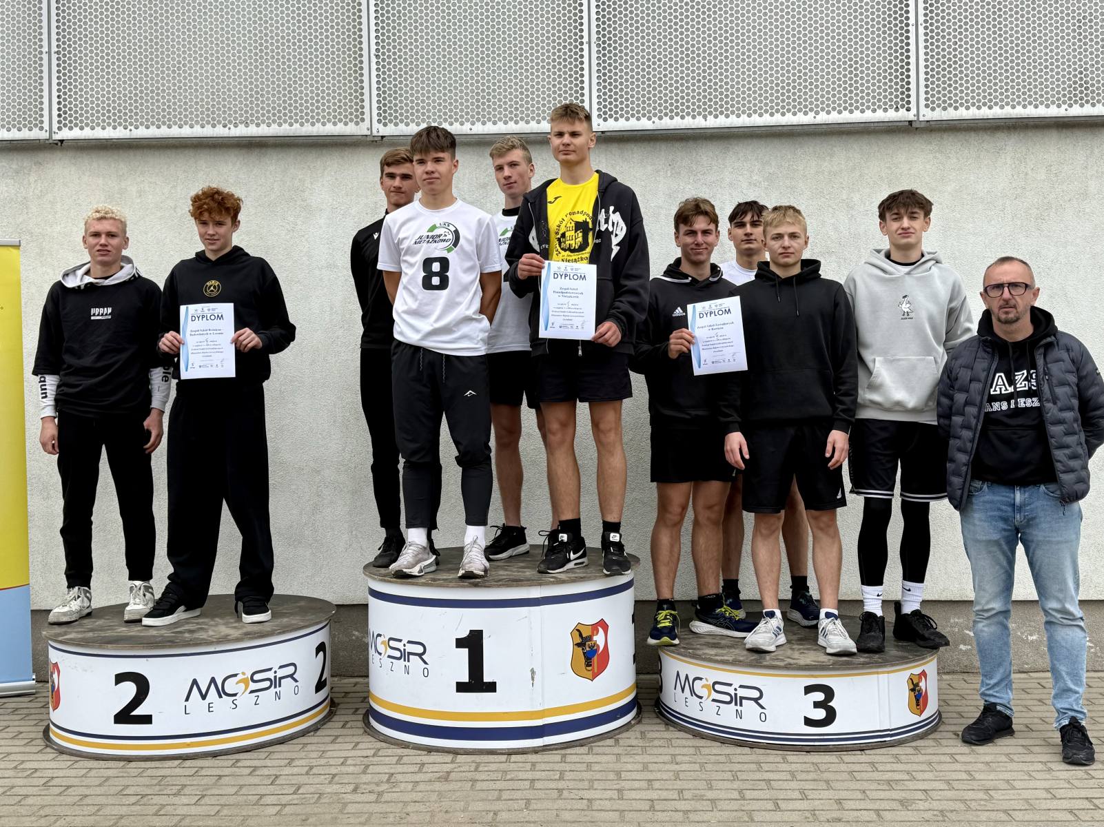 Uczniowie Zespołu Szkół Zawodowych w Rawiczu podczas Mistrzostw Rejonu Leszczyńskiego – Festiwalu Sztafet Lekkoatletycznych. - na podium