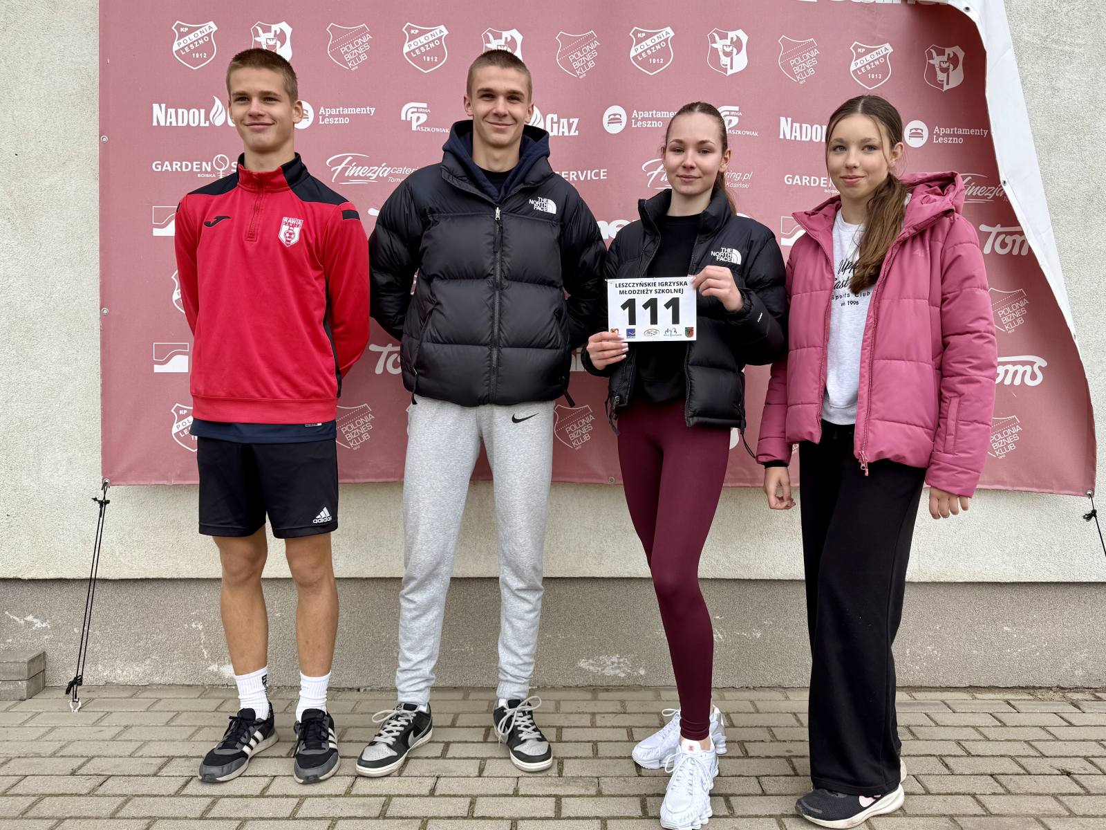 Uczniowie Zespołu Szkół Zawodowych w Rawiczu podczas Mistrzostw Rejonu Leszczyńskiego – Festiwalu Sztafet Lekkoatletycznych.