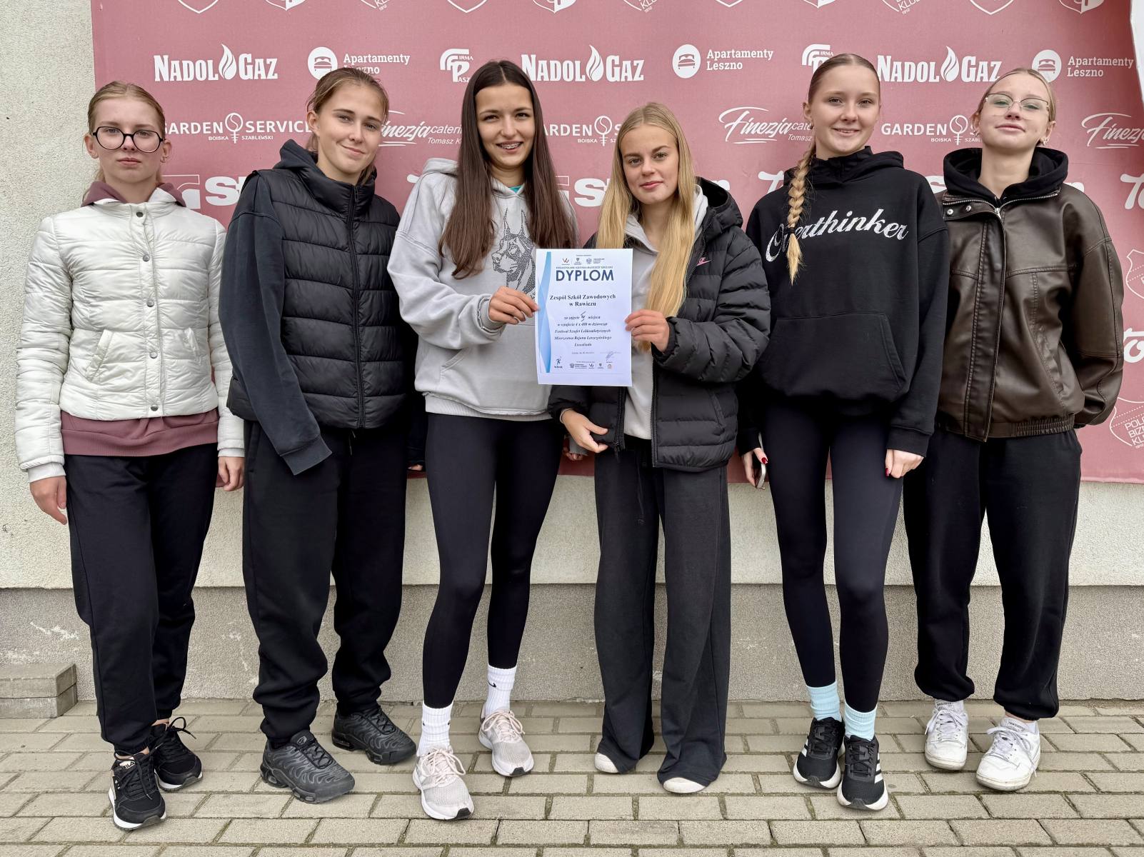 Uczennice Zespołu Szkół Zawodowych w Rawiczu podczas Mistrzostw Rejonu Leszczyńskiego – Festiwalu Sztafet Lekkoatletycznych.