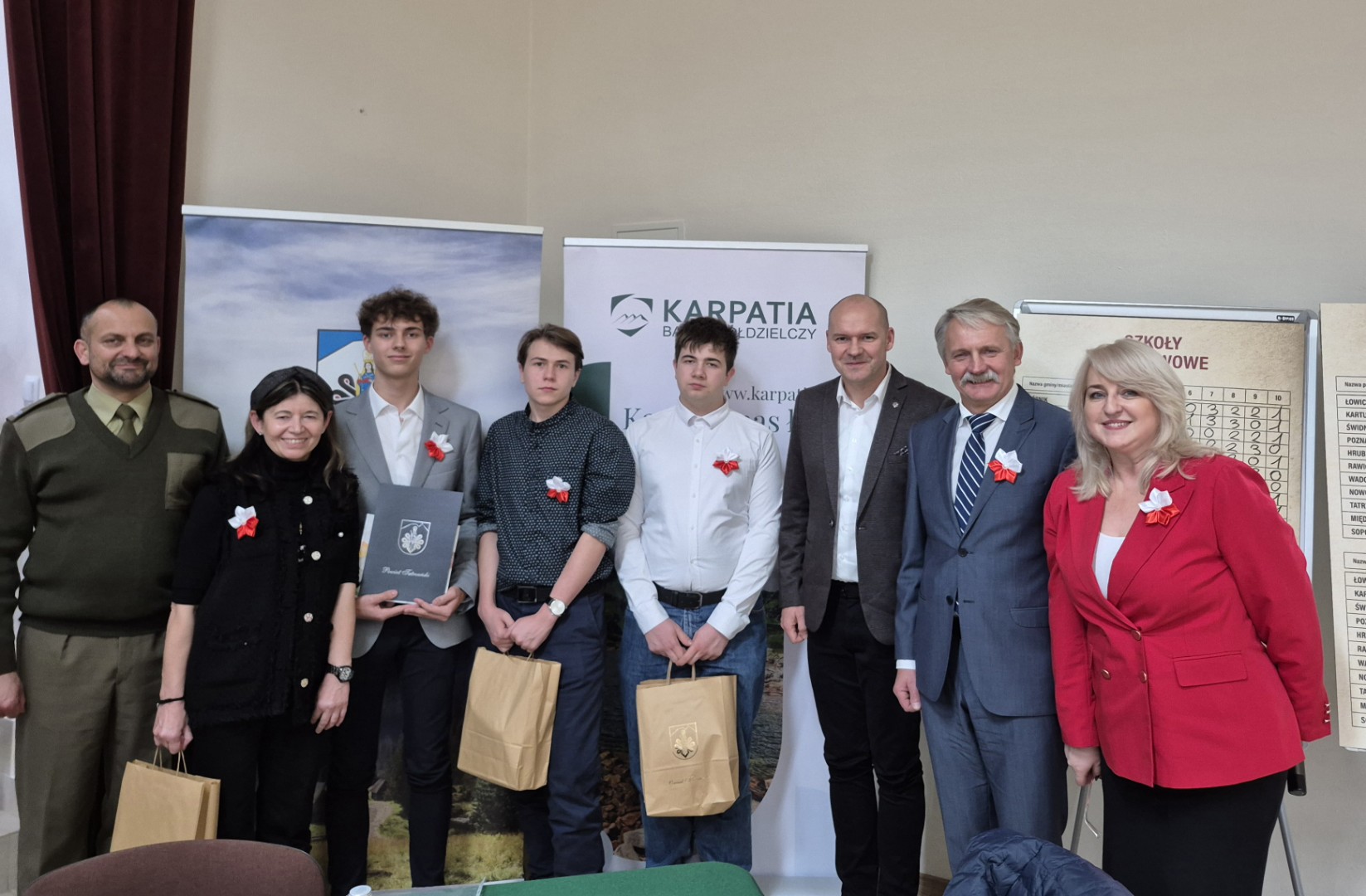 Zespół ZSZ na zdjęciu z oficjelami