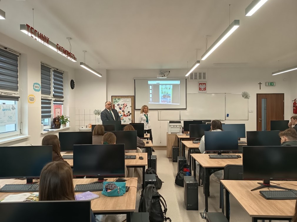 Uczniowie podczas zajęć Lekcje z ZUS