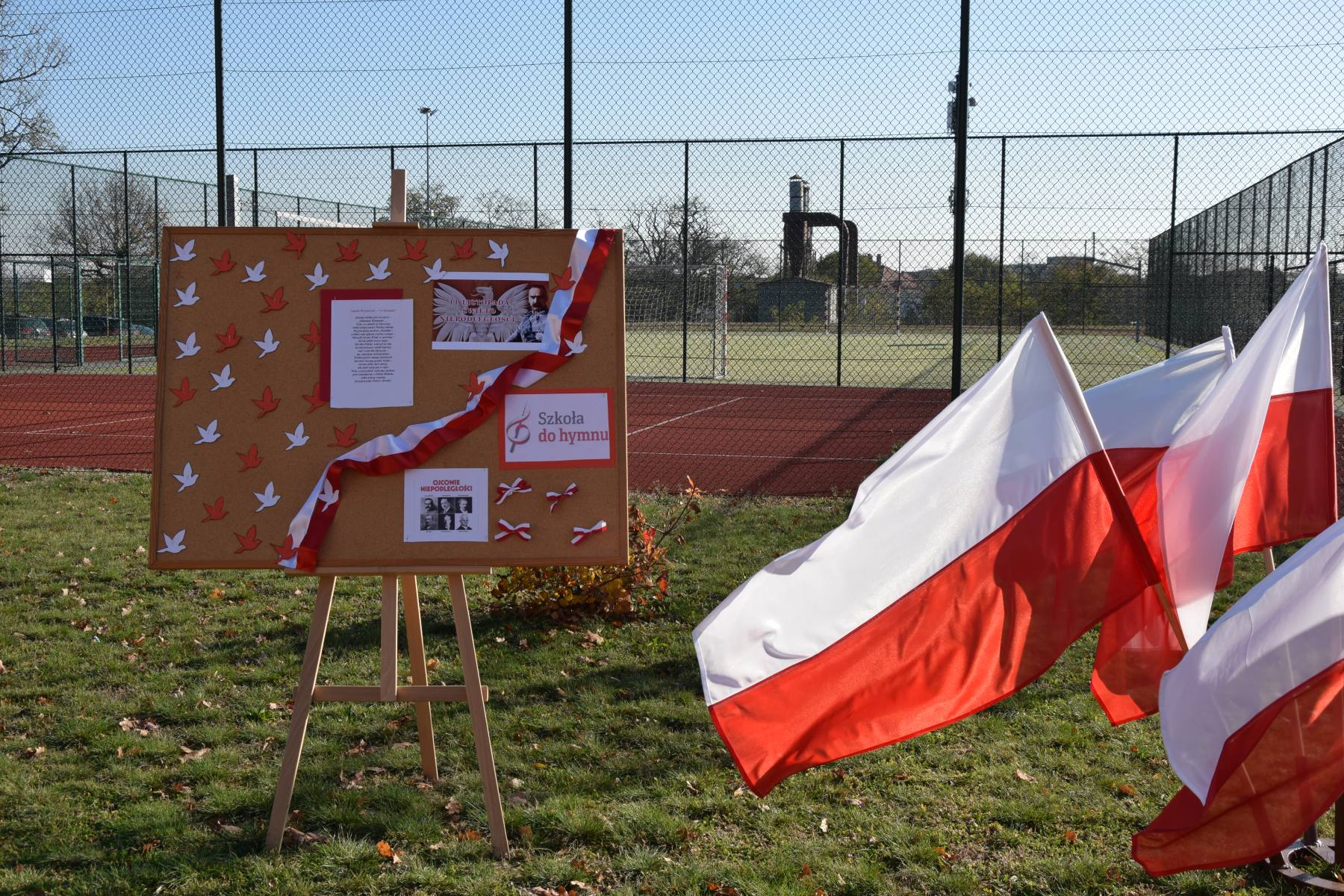 uczniowie szkoły podczas ogólnopolskiej akcji „SZKOŁA DO HYMNU