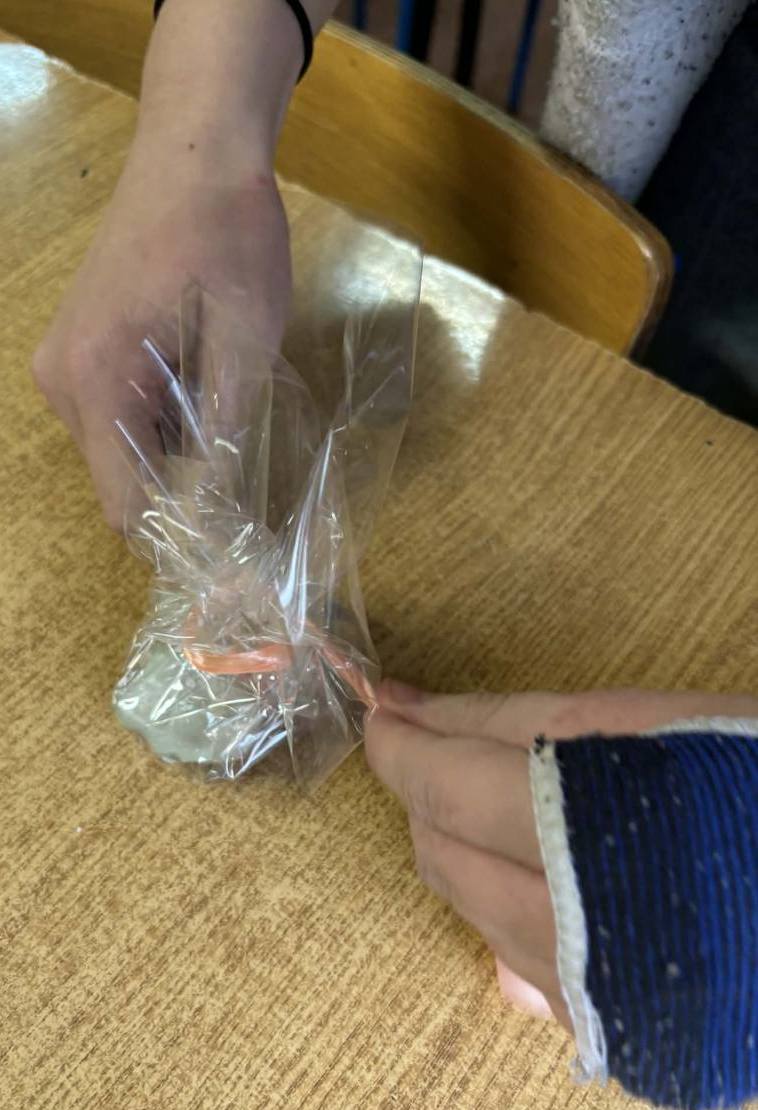 Uczniowie pakują pierniki