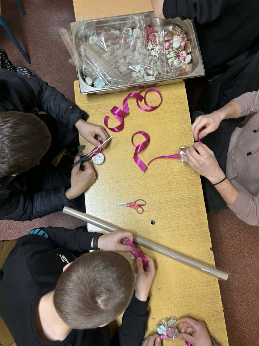 Uczniowie pakują pierniki