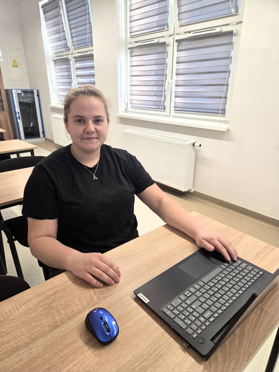 Aleksandra Grębowska z klasy 4TLG podczas etapu okręgowego Ogólnopolskiej Olimpiady Logistycznej zorganizowanej przez Wyższą Szkołę Logistyki w Poznaniu.