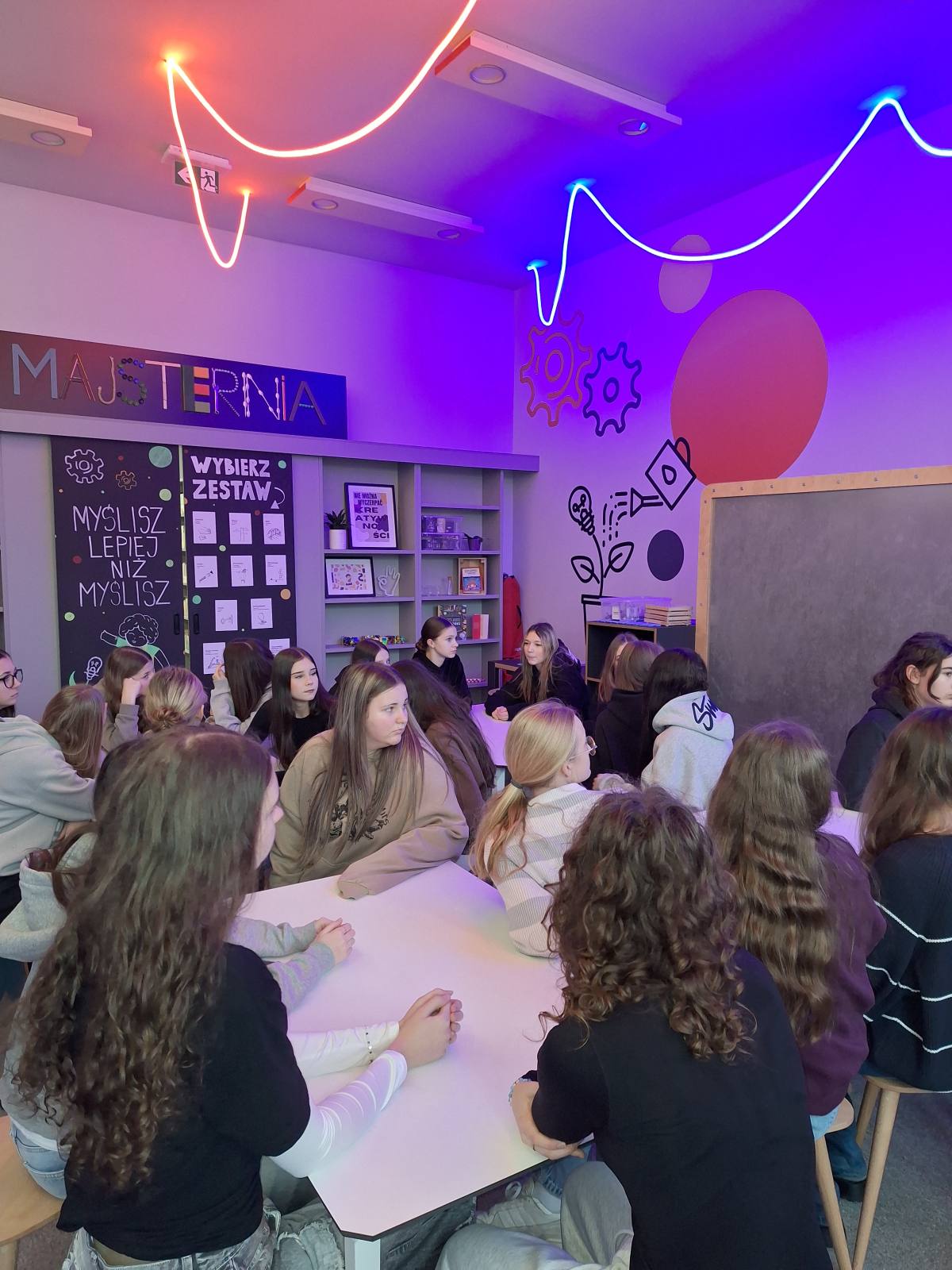 Uczennice zapoznają się z szeroką ofertę Strefy Odkrywania, Wyobraźni i Aktywności (SOWA) w ramach współpracy z Rawicką Biblioteka Publiczną.