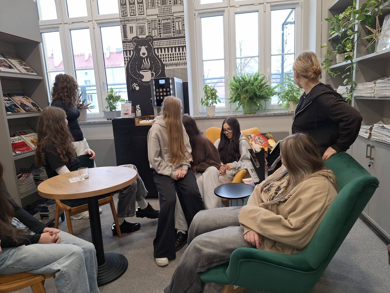 Uczennice zapoznają się z szeroką ofertę Strefy Odkrywania, Wyobraźni i Aktywności (SOWA) w ramach współpracy z Rawicką Biblioteka Publiczną.