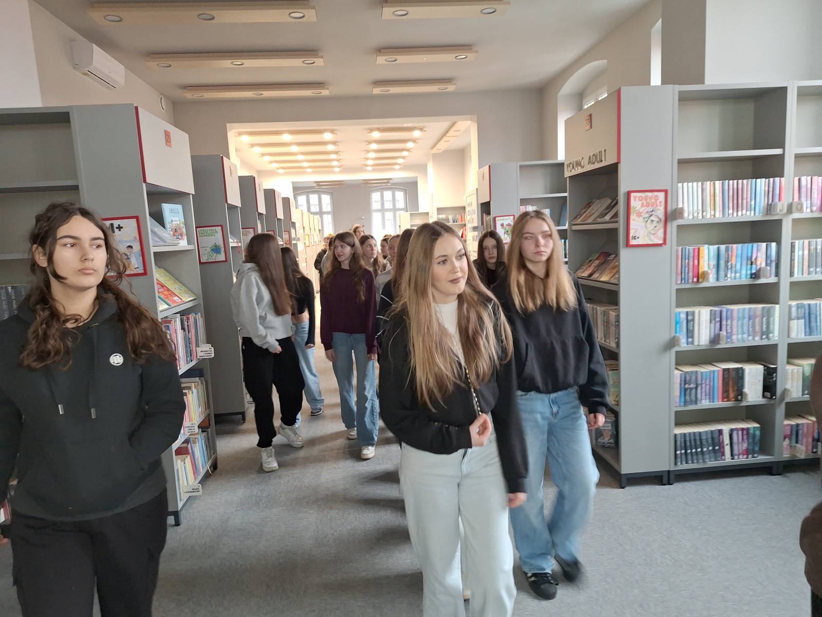 Uczennice zapoznają się z szeroką ofertę Strefy Odkrywania, Wyobraźni i Aktywności (SOWA) w ramach współpracy z Rawicką Biblioteka Publiczną.