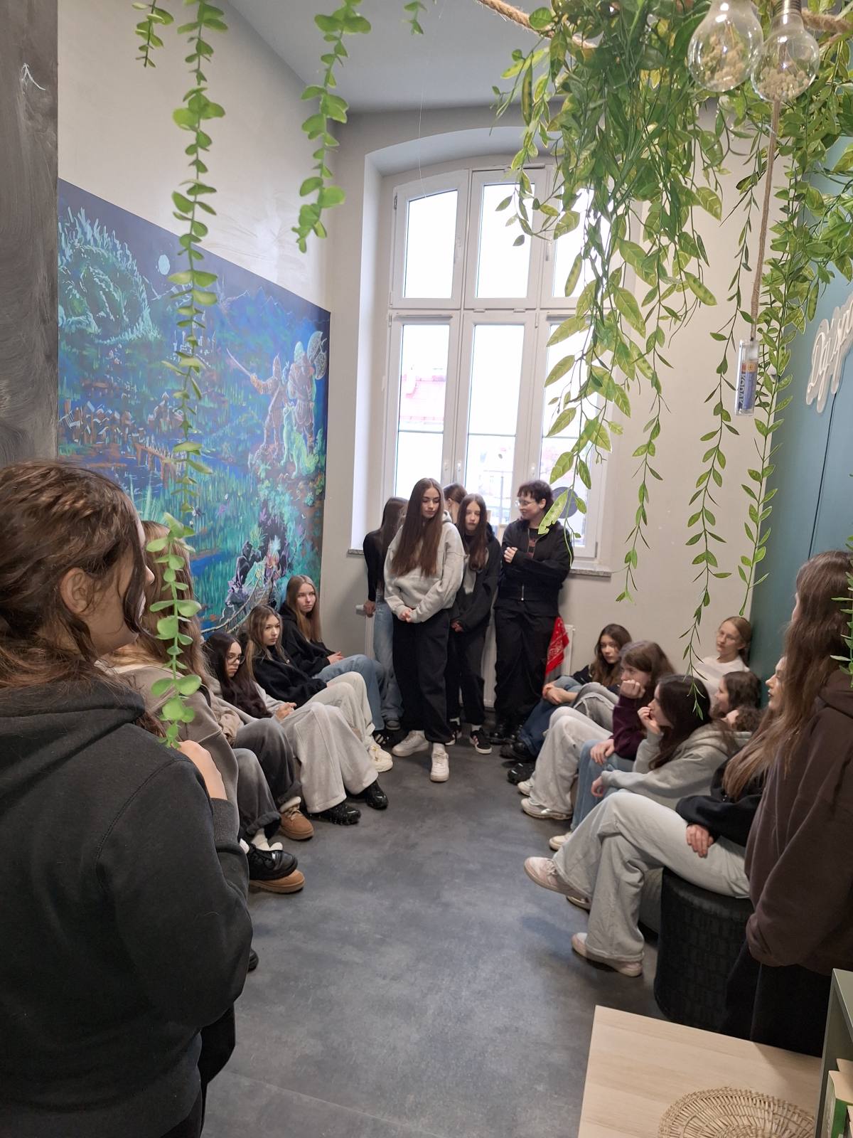 Uczennice zapoznają się z szeroką ofertę Strefy Odkrywania, Wyobraźni i Aktywności (SOWA) w ramach współpracy z Rawicką Biblioteka Publiczną.