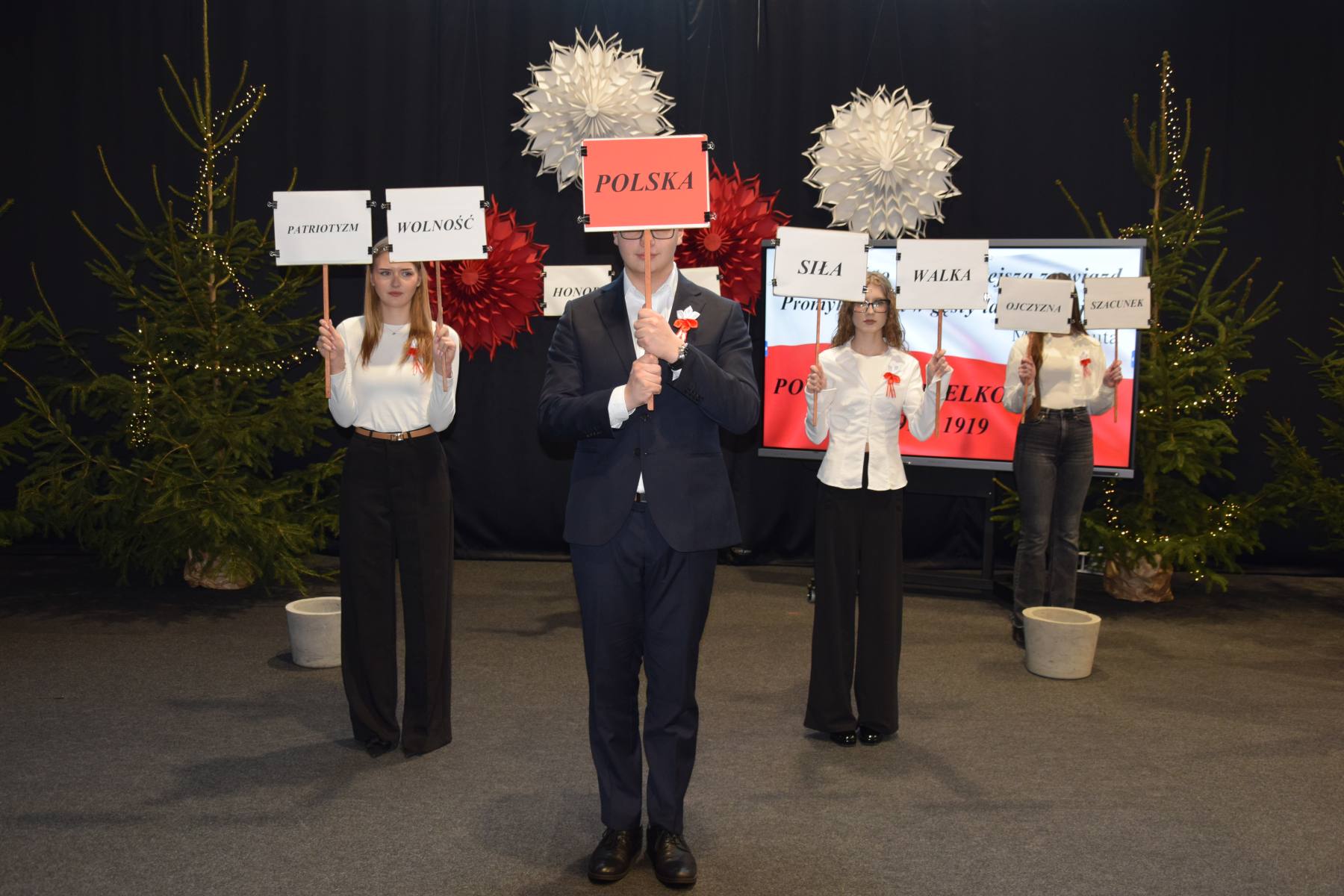 Młodzież podczas akademii patriotycznej zorganizowanej w ZSZ w Rawiczu z okazji uczczenia kolejnej rocznicy wybuchu Powstania Wielopolskiego