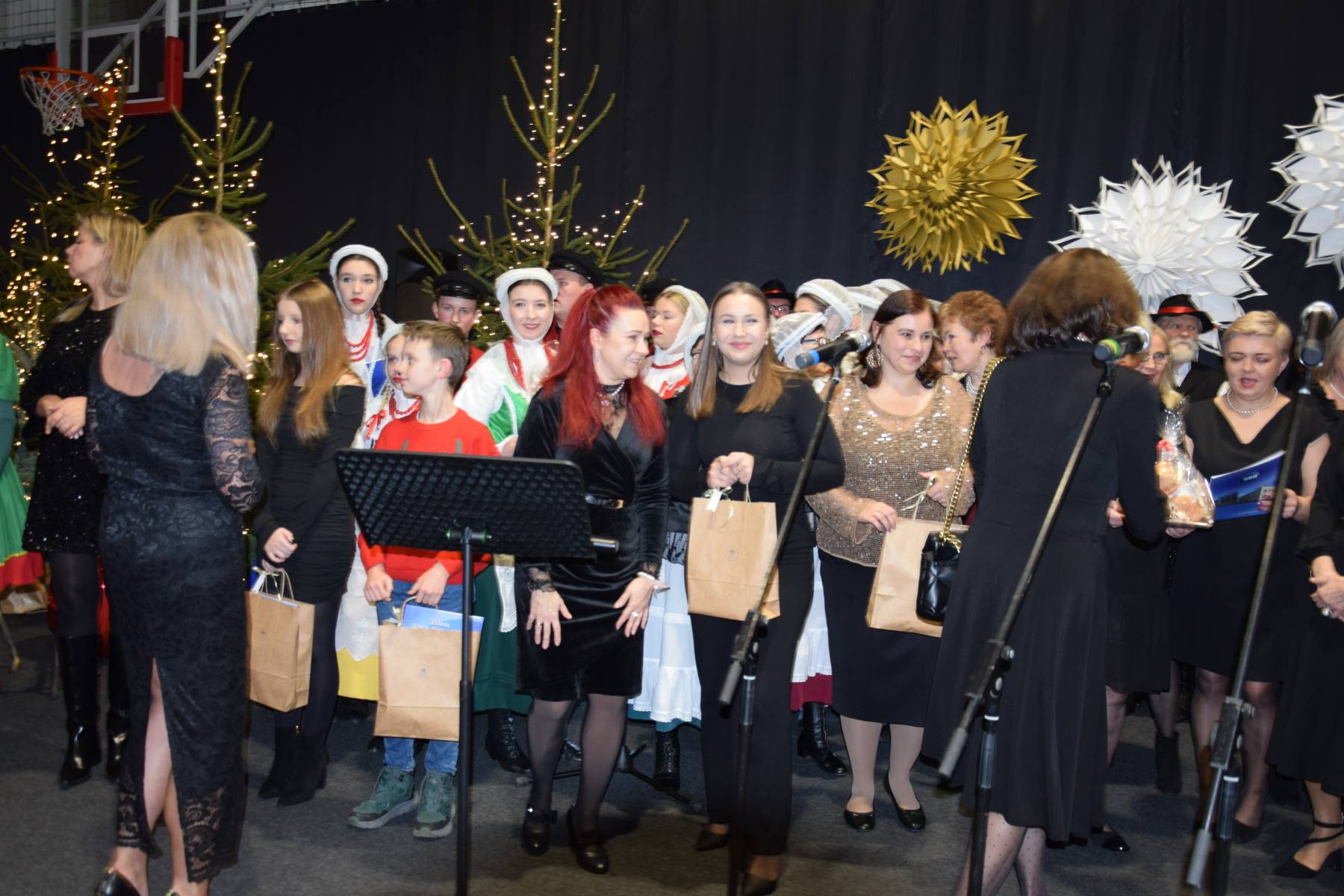 Uczestnicy podczas Świątecznego Koncertu i Nocy Mikołajkowej - magiczny wieczór pełen radości