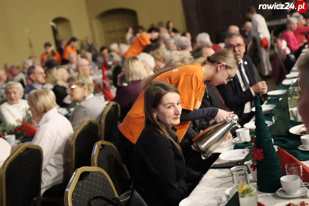 uczniowie Zespołu Szkół Zawodowych w Rawiczu aktywnie włączają się w organizację XVI Gminnego Dnia Osób z Niepełnosprawnościami pod hasłem „Różni, ale Równi”.