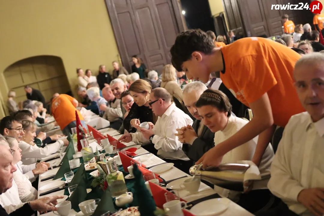 uczniowie Zespołu Szkół Zawodowych w Rawiczu aktywnie włączają się w organizację XVI Gminnego Dnia Osób z Niepełnosprawnościami pod hasłem „Różni, ale Równi”.