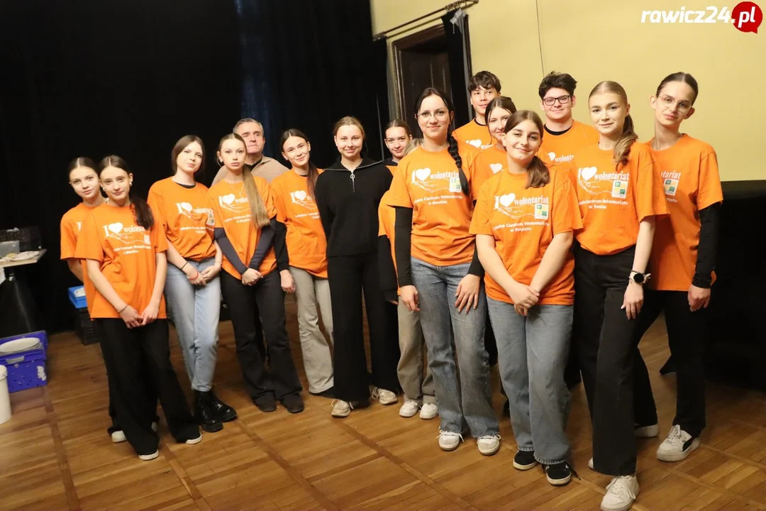uczniowie Zespołu Szkół Zawodowych w Rawiczu aktywnie włączają się w organizację XVI Gminnego Dnia Osób z Niepełnosprawnościami pod hasłem „Różni, ale Równi”.