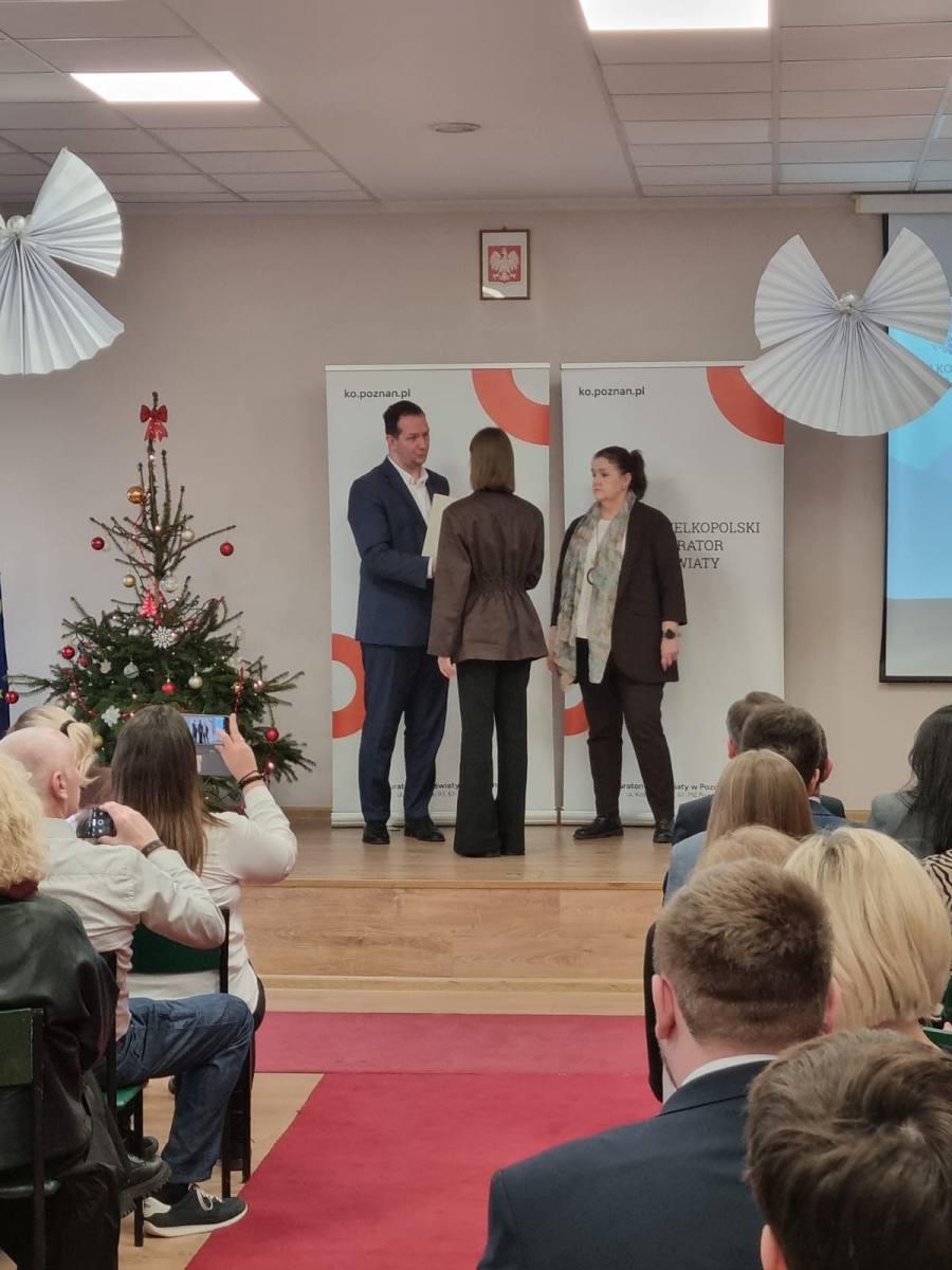 Aleksandra Wegnerowicz, uczennica Zespołu Szkół Zawodowych im. Stefana Bobrowskiego w Rawiczu podczas wręczenia Stypendium Prezesa Rady Ministrów