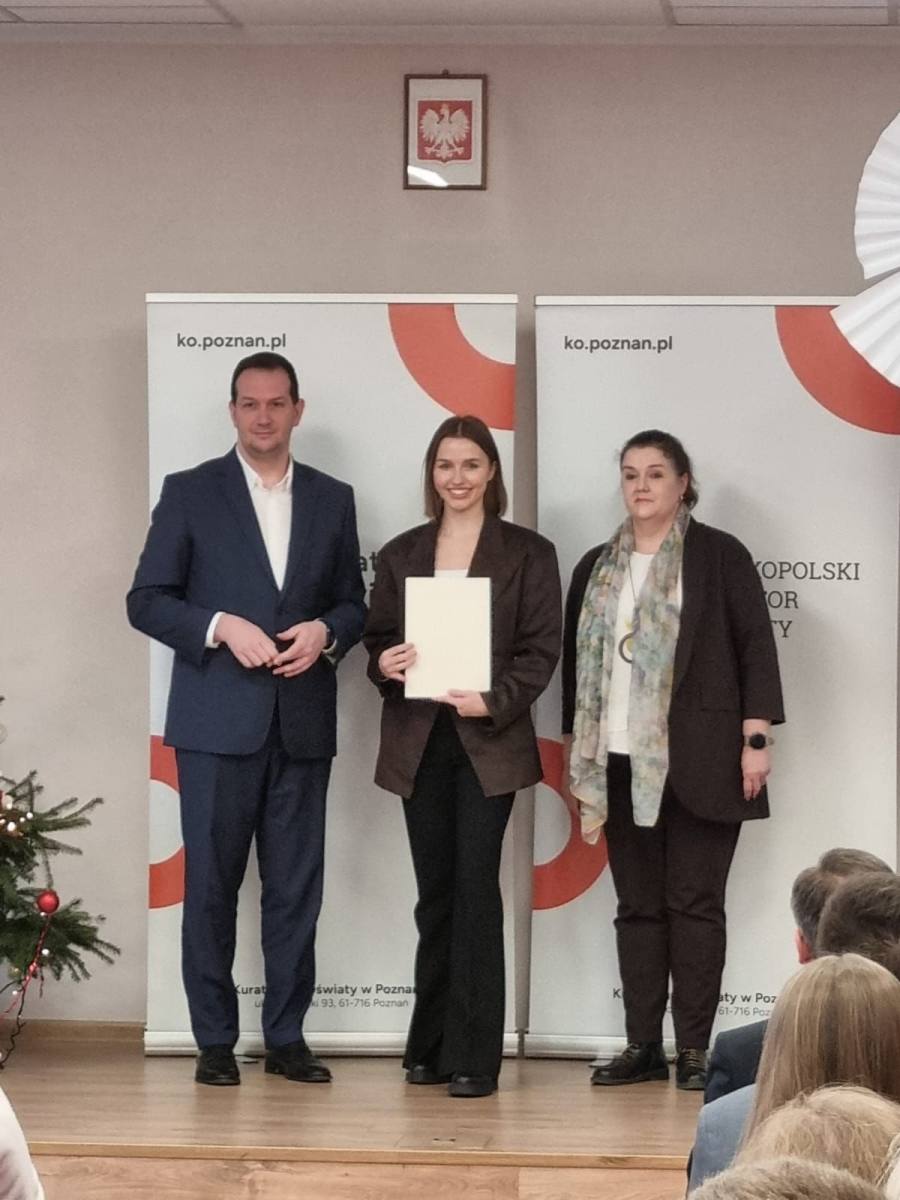 Aleksandra Wegnerowicz, uczennica Zespołu Szkół Zawodowych im. Stefana Bobrowskiego w Rawiczu podczas wręczenia Stypendium Prezesa Rady Ministrów