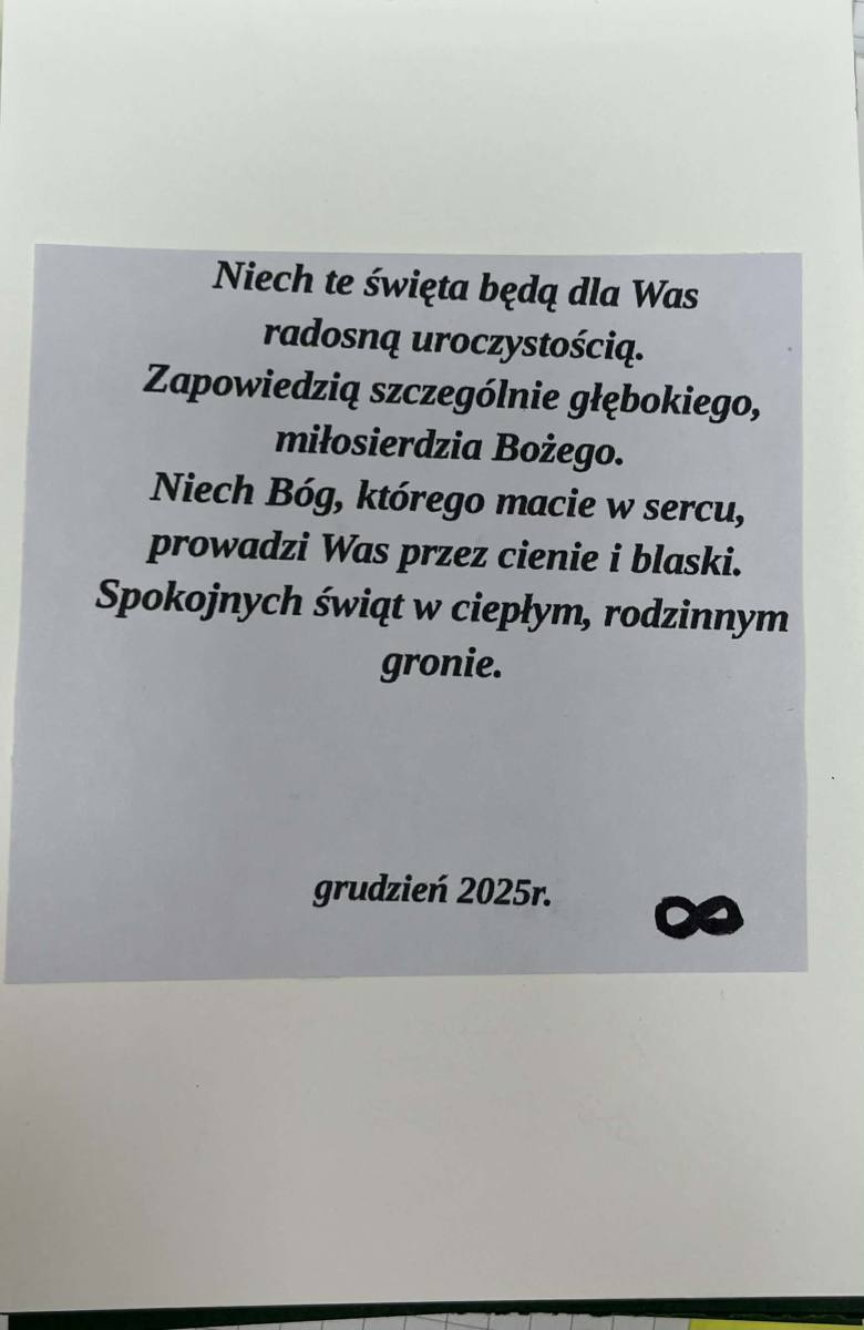 młodzież przygotowuje kartki świąteczne dla pacjentów rawickiego ZOL-u.