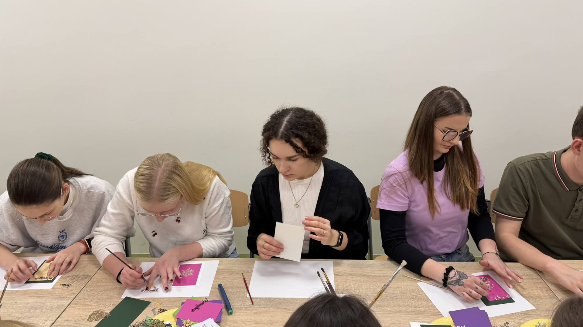 młodzież przygotowuje kartki świąteczne dla pacjentów rawickiego ZOL-u.