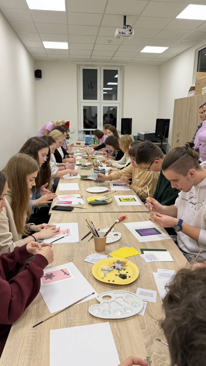 młodzież przygotowuje kartki świąteczne dla pacjentów rawickiego ZOL-u.