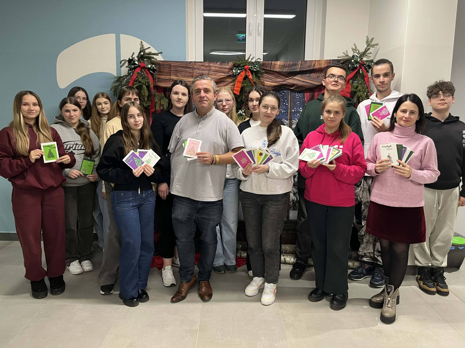 młodzież przygotowuje kartki świąteczne dla pacjentów rawickiego ZOL-u.