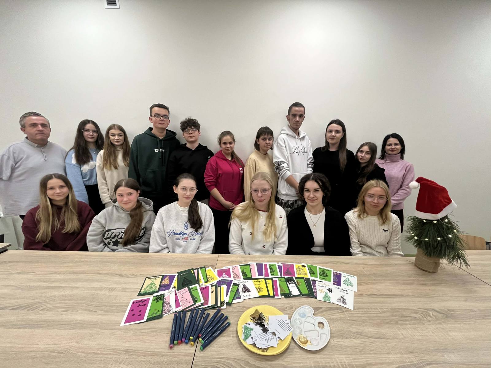 młodzież przygotowuje kartki świąteczne dla pacjentów rawickiego ZOL-u.