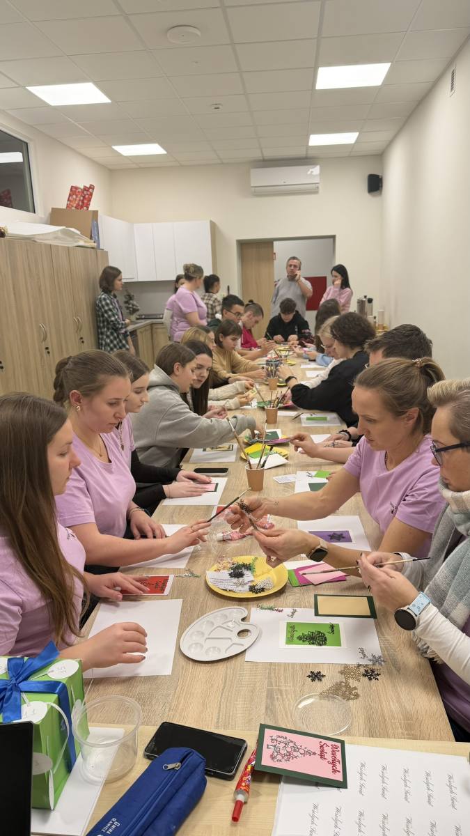 młodzież przygotowuje kartki świąteczne dla pacjentów rawickiego ZOL-u.